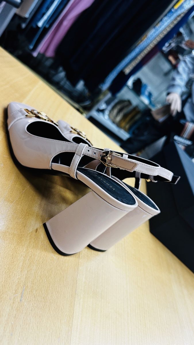 Versace Scarpe da donna: Versace Pumps – Nuovo e nell'imballaggio originale da Lachen SZ venduto da HelvetiaLuxury 2