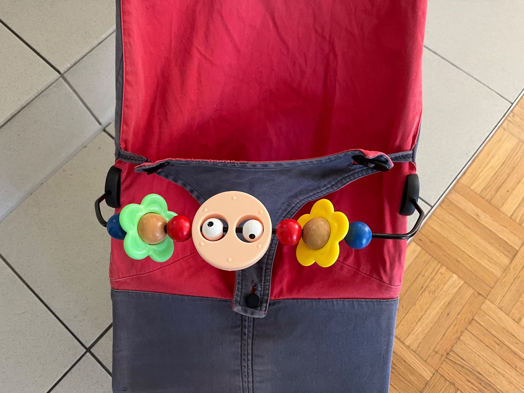 Babybjörn Wippen & Schaukeln: Babywippe rot/grau mit Spielzeug – Gebraucht aus Liestal von Raifur 1