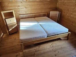 Massivholz-Doppelbett mit Lattenrost & Nachttisch