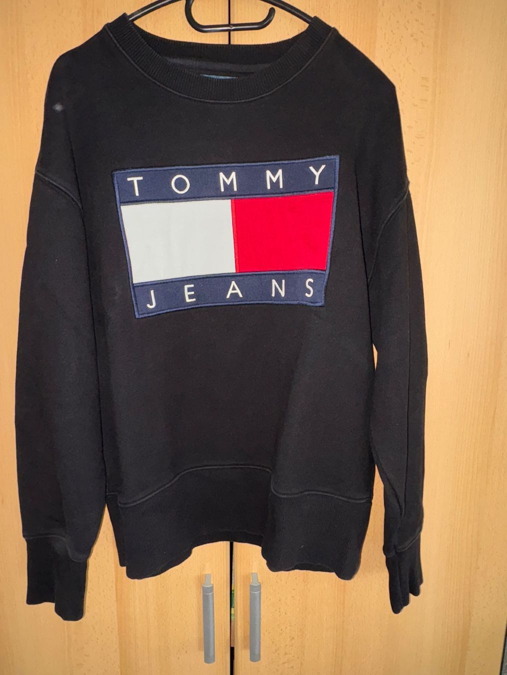 Pullover & Sweatshirts: Tommy Jeans Schwarzer Pullover, Grösse M – Gebraucht aus Ibach von lisch3
