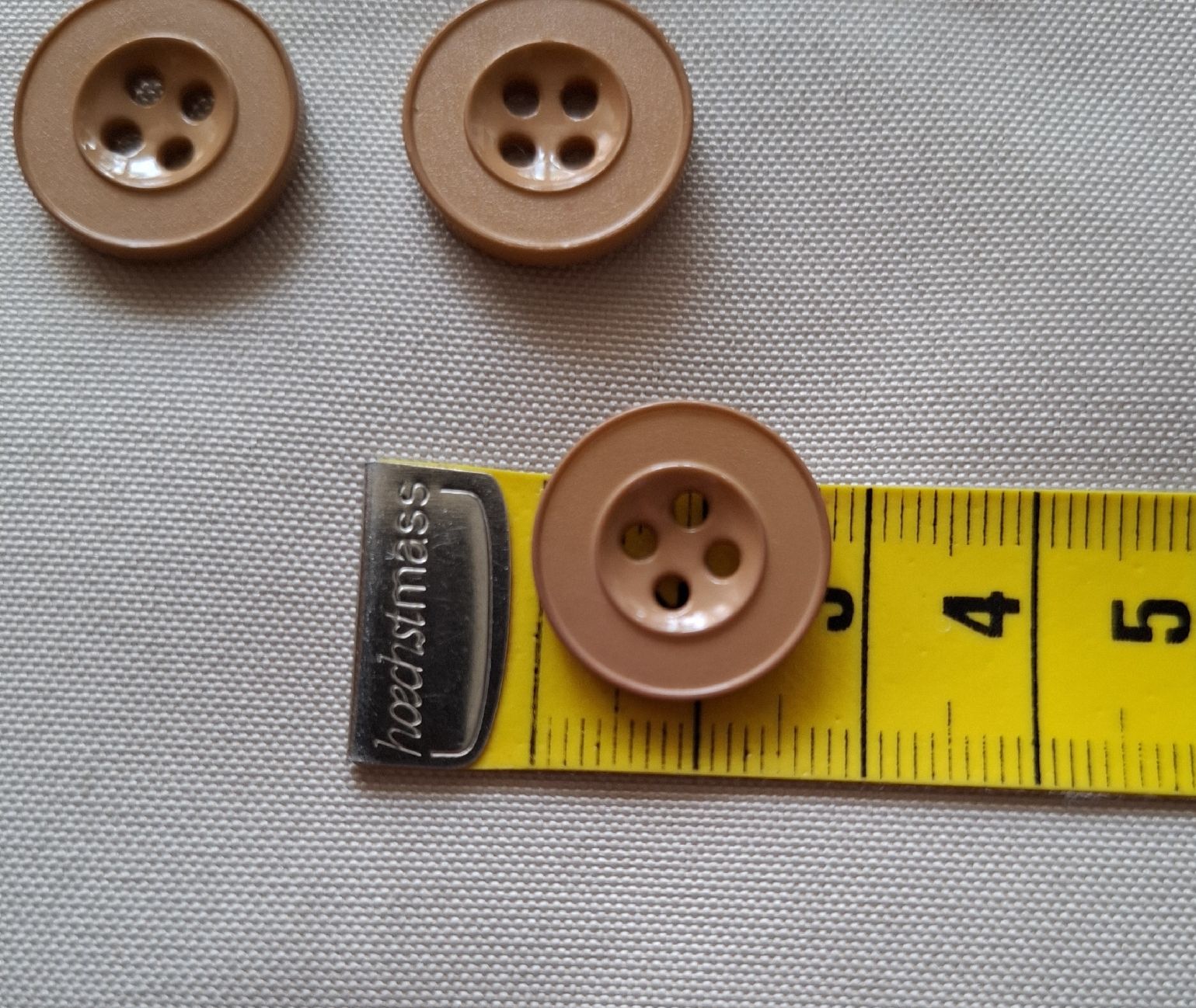 Bottoni: 6 Knöpfe, beige, 18 mm. – Usato da Dietikon venduto da Hirschkopf 3