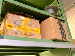 3 Kartons mit Lizen etc. (Lot 99) 8108 Dällikon