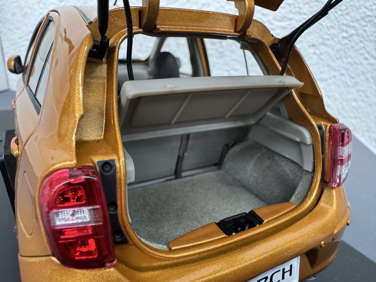 Nissan Modellini d'auto: Nissan Micra 2010 1:18 – Usato da Luzern venduto da aa43modelcars-Luzern 2