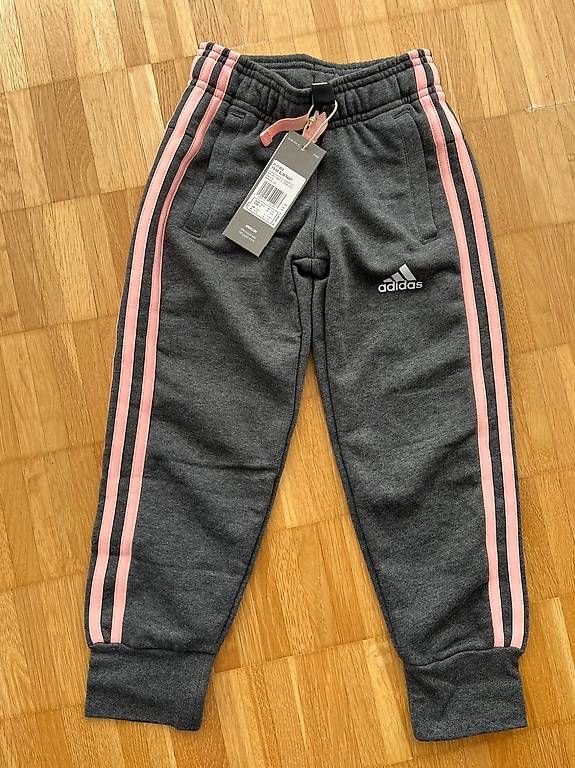 Adidas Hosen: Adidas Trainerhose grau Grösse 116 – Neu (gemäss Beschreibung) aus St. Gallen von Bhallo01