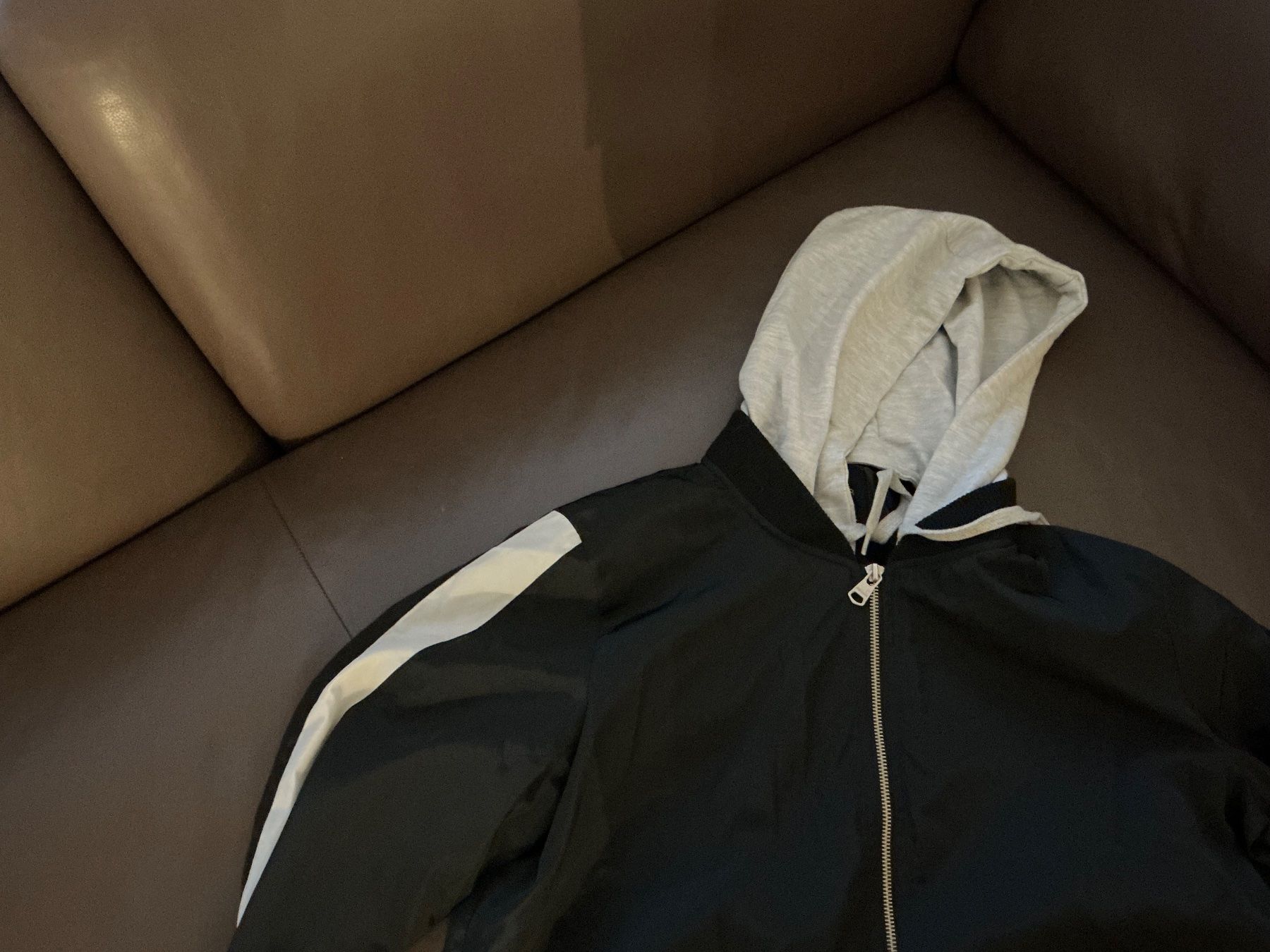 Giacche: Schwarze leichte Jacke mit Kapuze, Grösse L – Usato da Würenlos venduto da Chicca2004 1