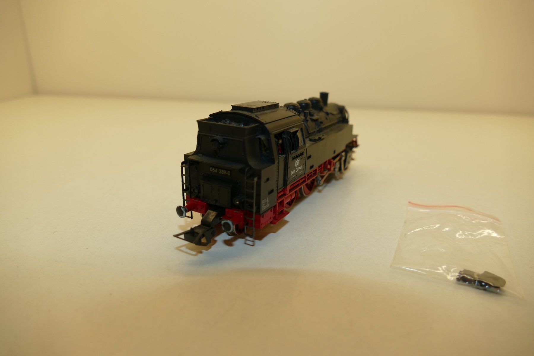 Fleischmann Modellini di ferrovie: Fleischmann H0: DB Tenderdampflok BR64 – Usato da Niederhasli venduto da rail-duerst 2