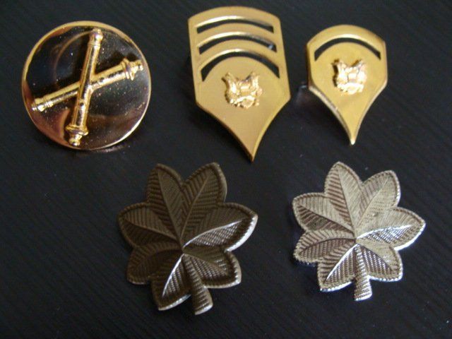 5 insignes US métalliques (Gebraucht) in Cuarny für CHF 5 – mit ...