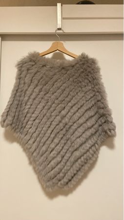 Poncho en fourrure gris, état comme neuf