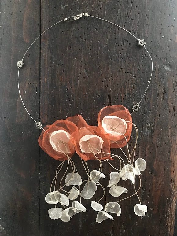 Catenine: Collana con fiori stoffa – Usato da Breganzona venduto da mas_tv72 1