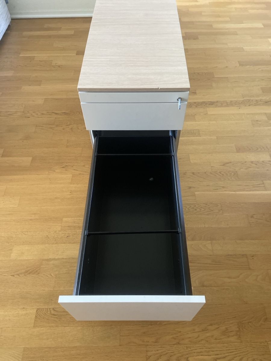 Korpus: Rollcontainer mit 3 Schubladen, Holzakzent, Weiss – Gebraucht aus Adliswil von flo_r2rb 6