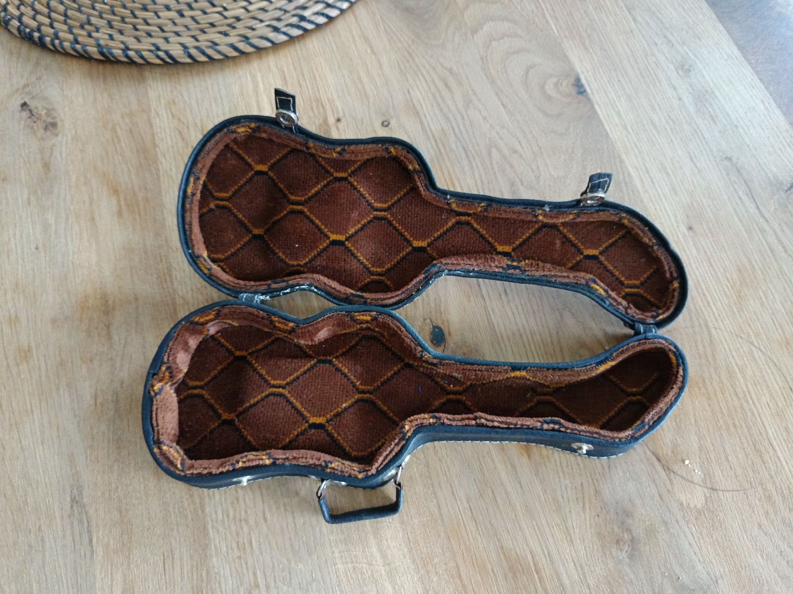 Tutte le decorazioni: Guitare électrique décorative squelette - Rock & Fun – Usato da Niederbipp venduto da Djojoladouille 3