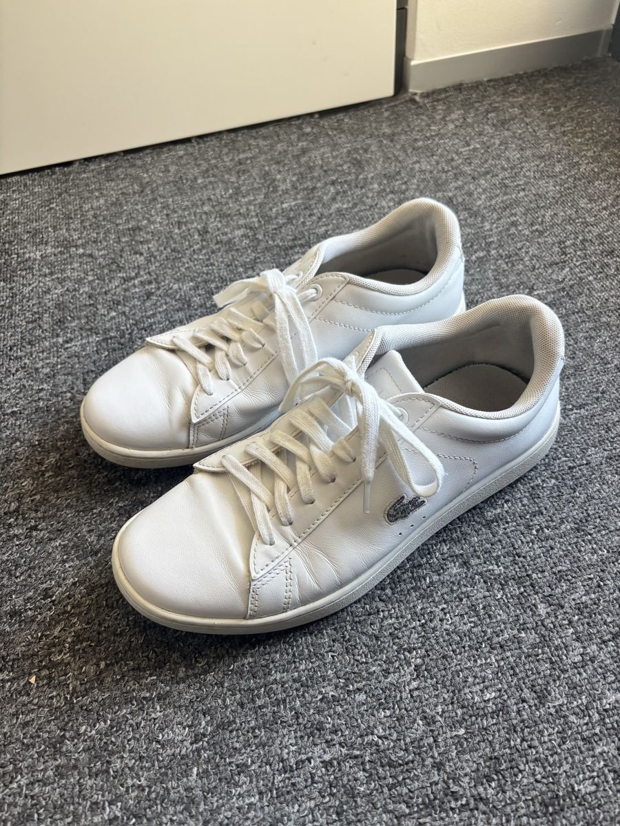 Lacoste Herrenschuhe: Baskets Lacoste carnaby blanches taille 38 EU 7 US – Gebraucht aus Ursy von vic_z5md