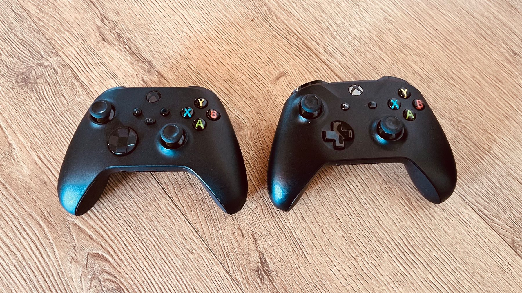 Microsoft Konsolen: Xbox Series X 1TB mit 2 Controller – Gebraucht aus Niederönz von Golobin 3