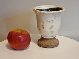 Kleiner Übertopf in Pokalform – Antik-Look