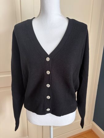 Strickjacke Pauline, schwarz, Grösse M, mit Schmuckknöpfen