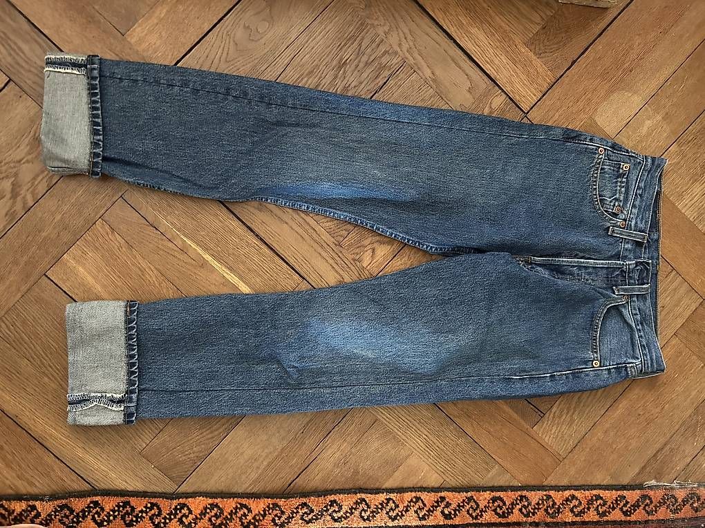 Jeans: 2 Levis Jeans  1x Blue Denim & 1x Schwarz  – D'occasion à Winterthur par jen_6bzw