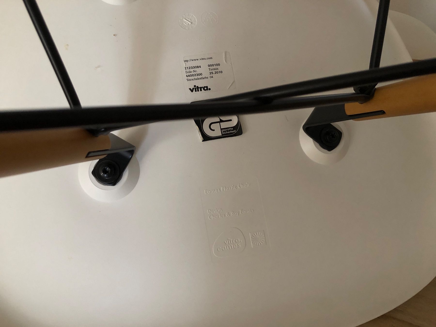 Eames Stühle: Vitra Eames Plastic Side Chair DSW Stuhl – Gebraucht aus Luzern von  3