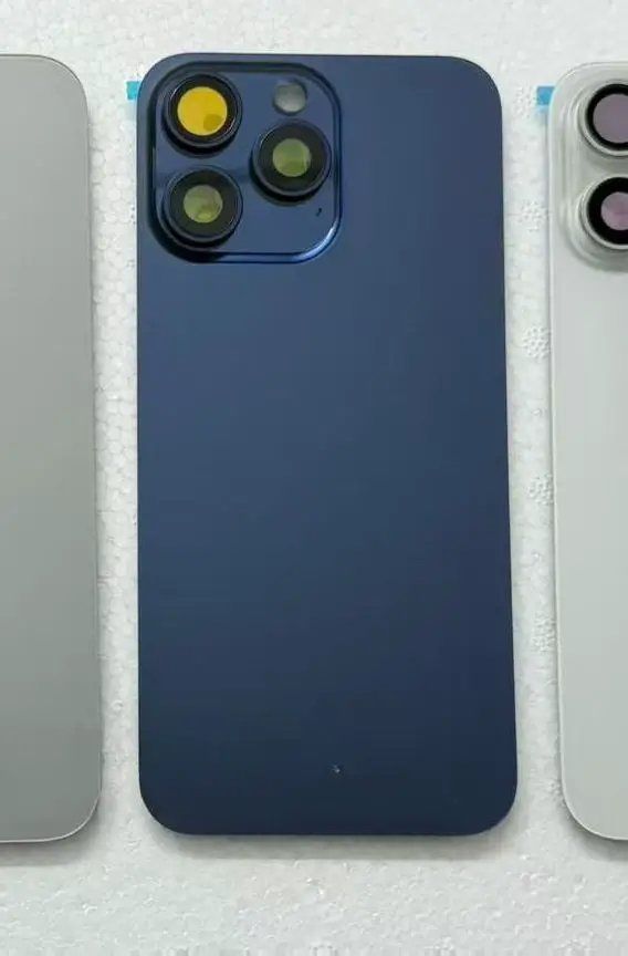 Apple Telefoni cellulari / Smartphones: Vitre Cache Arrière iPhone 15 Pro - Bleu foncé – Nuovo e nell'imballaggio originale da Morges venduto da DA-repa