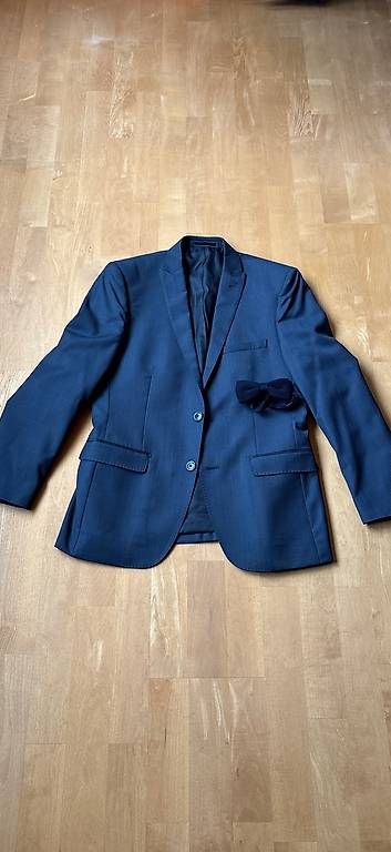 Costumes: Anzug komplett Blau/ Hose, Jacket, Gürtel, Fliege – D'occasion à St. Gallen par Coco1879