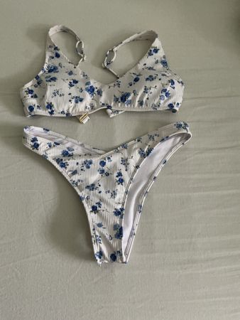 Bikini Hollister Blumenmuster Weiss/Blau Grösse S neuwertig