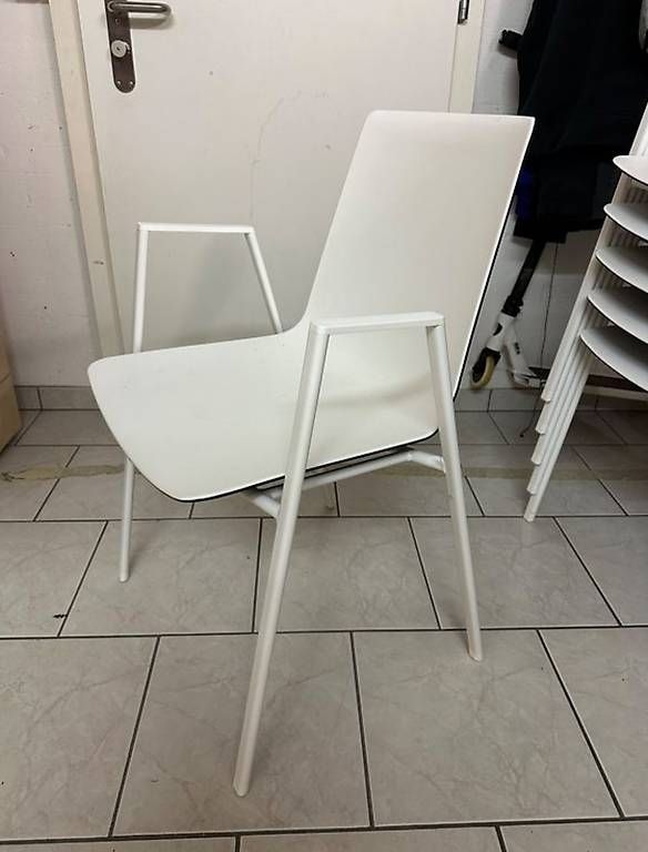 Chaises: 6 stappelbare Stühle in weiss-schwarz – D'occasion à Dietlikon par falessi01 1