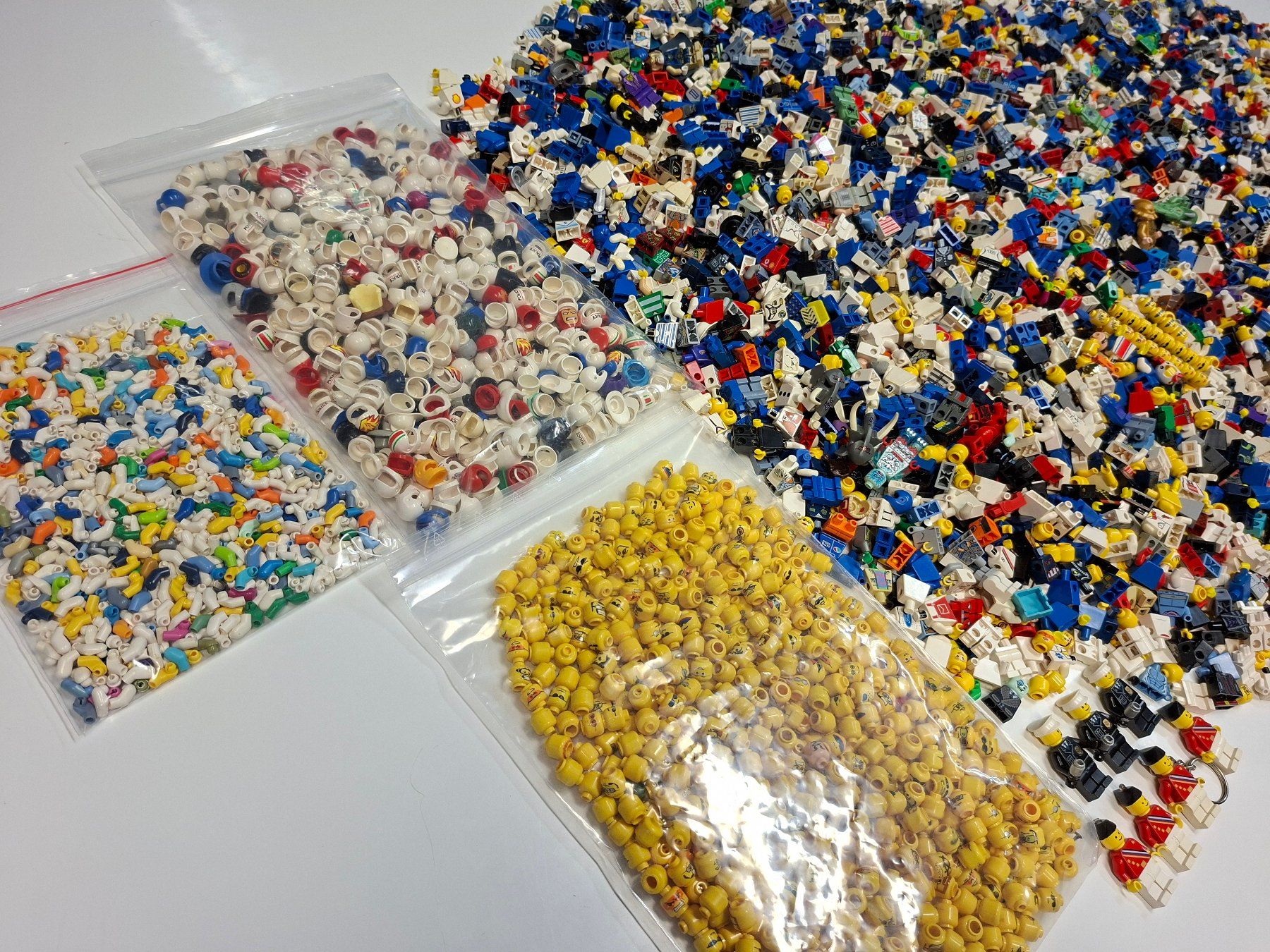 Lego Spielzeuge: Lego Minifiguren 7,7 kg – Gebraucht aus Sils im Domleschg von AMAG_AUDI_ZH 1
