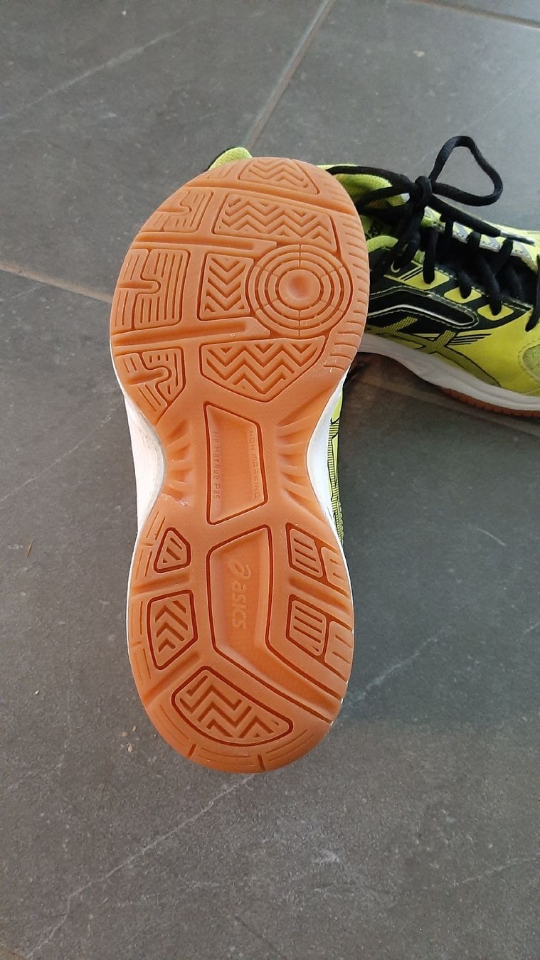 Asics Schuhe für Jungen: Asics Hallenschuhe Grösse 35.5 – Gebraucht aus Dübendorf von Luuuusmeitli12 2