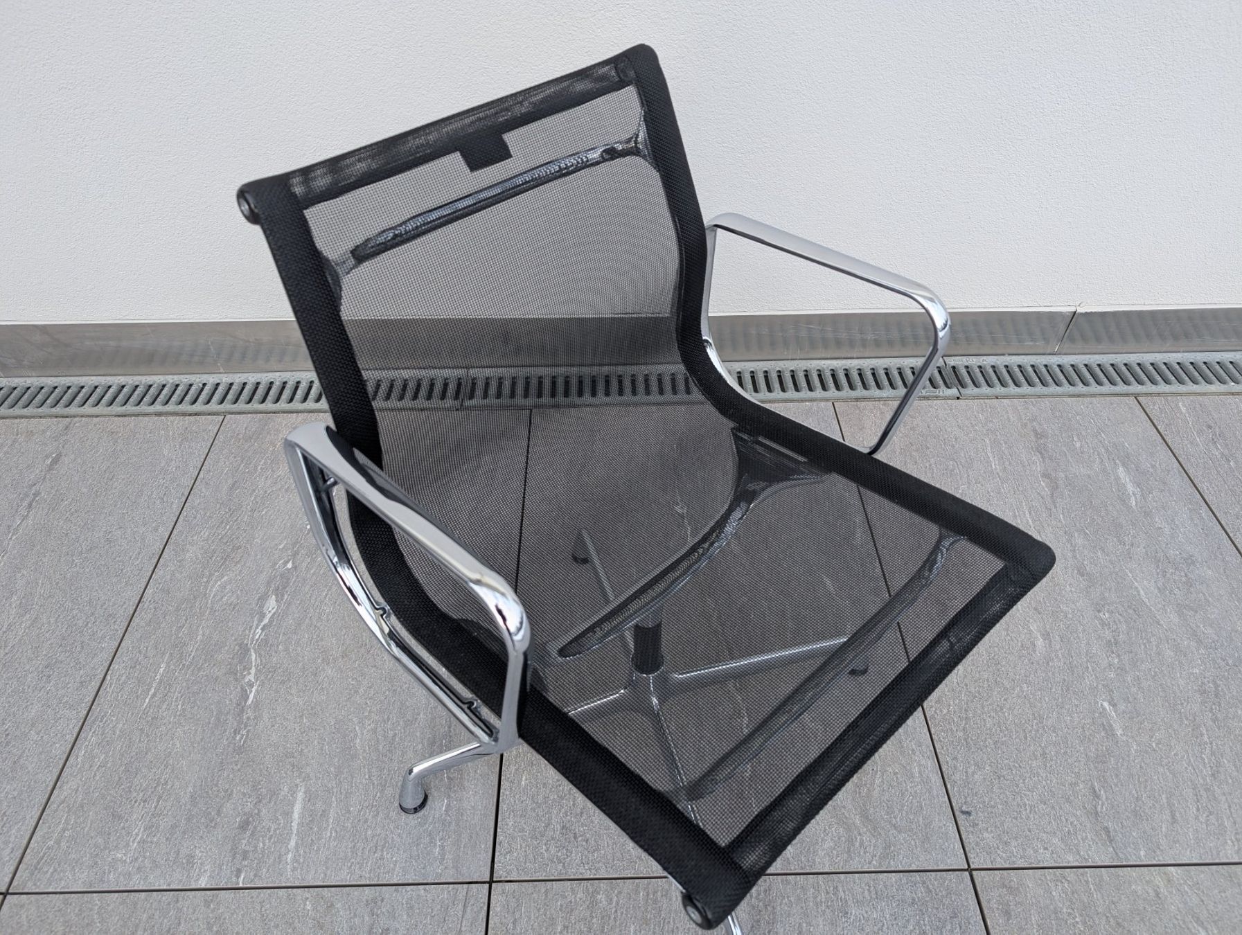 Vitra Sedie: Vitra Eames EA 108 Aluminium Chair Netz – Usato da Rotkreuz venduto da CRLNSC 3