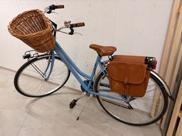 LIKE NEW Vintage Bike with high quality basket & accessories