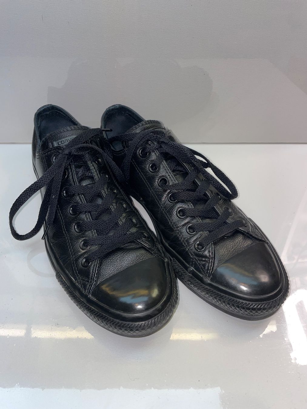 Converse Chaussures hommes: komplett schwarze Leder Converse  'ALL STAR' in Grösse 42.5 – D'occasion à Wolfhausen par Mawere