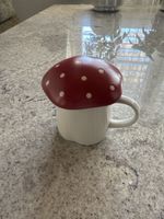 Tasse Pilz Design mit Deckel weiss rot guter Zustand