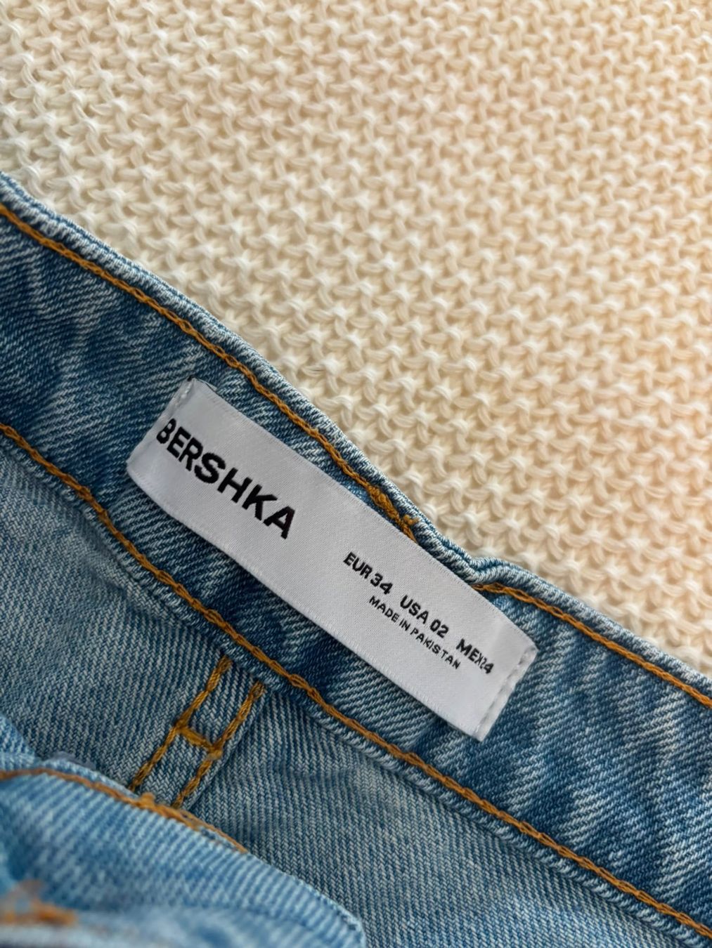Bershka Jeans: Jeans, 3/4, Woman – Usato da Eglisau venduto da Marc_J. 3