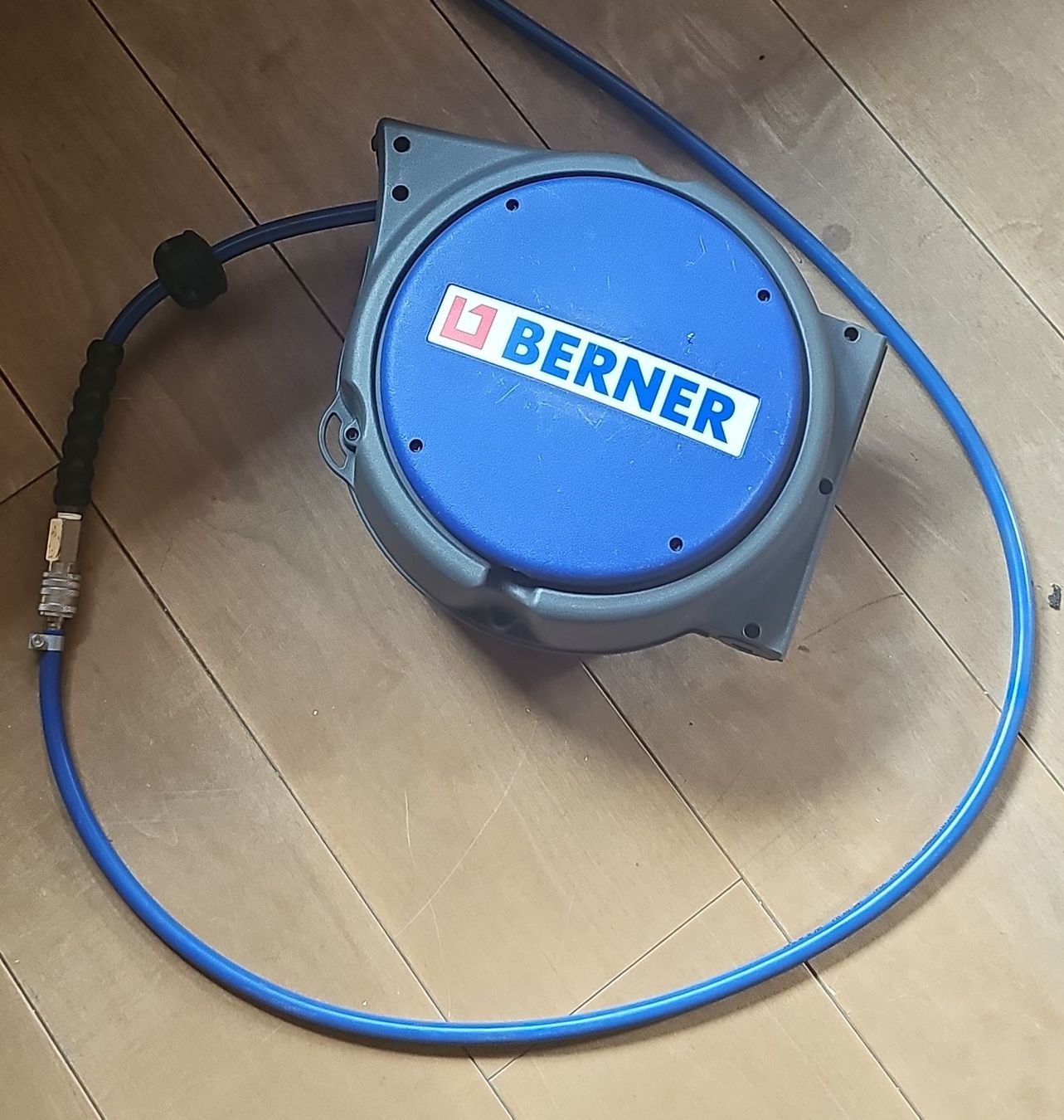 Tuyaux & tubes: Schlauchaufroller Berner mit Schlauch – D'occasion à Saanen par Steierlein