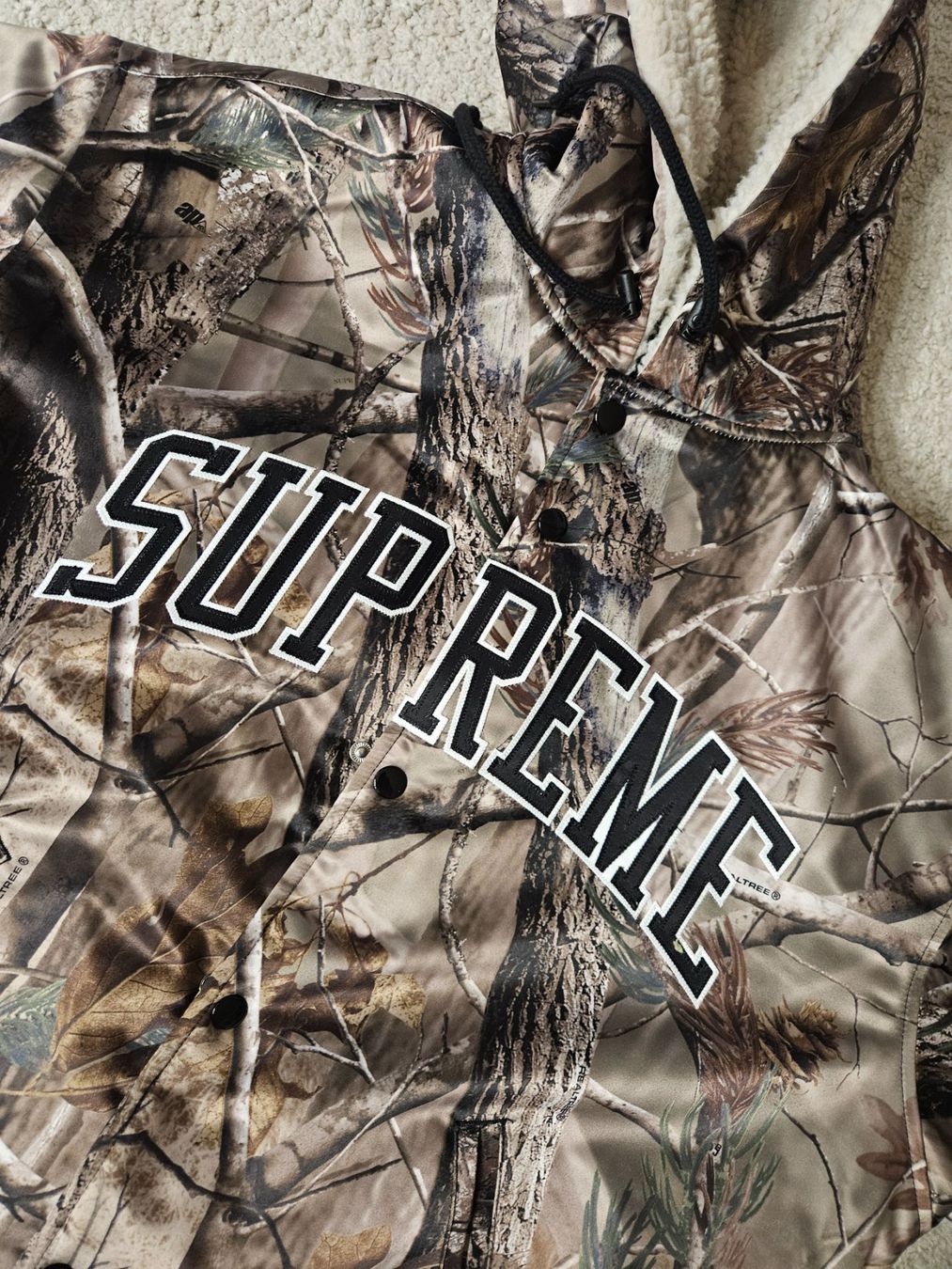 Supreme Giacche: Supreme Mitchell & Ness Lined Hooded Satin Varsity Jacket Re – Nuovo (secondo la descrizione) da Baar venduto da dan_mfc2