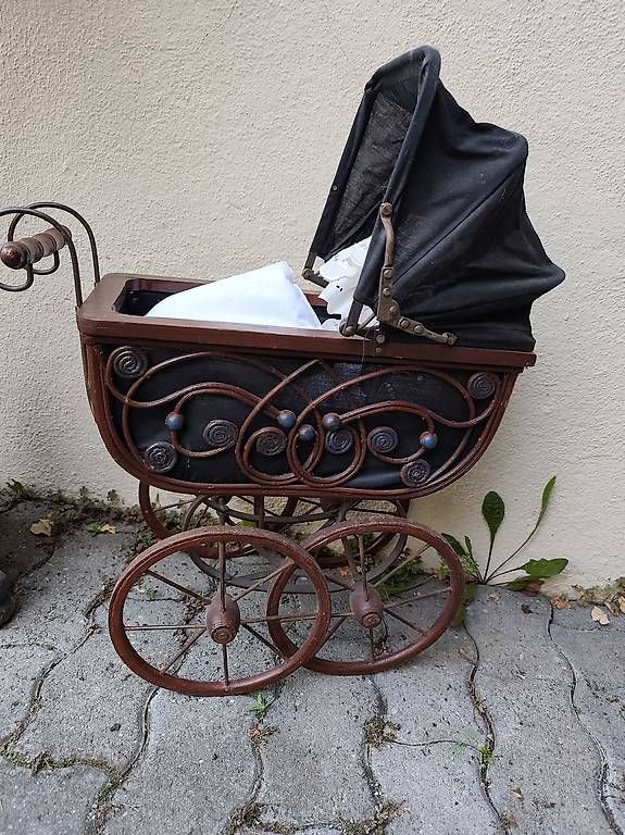 Carrozzine per bambole: Antik Konsolentisch Waschrett Kinderwagen – Usato da Flüelen venduto da Siro3 3