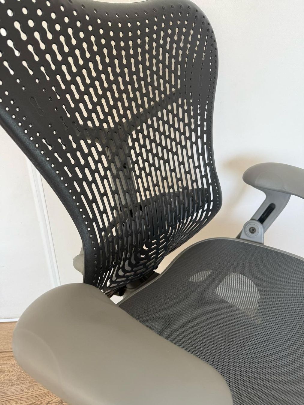 Herman Miller Stühle: Herman Miller Mirra Ligtgrey Black – Gebraucht aus Purmerend von Offeco 8