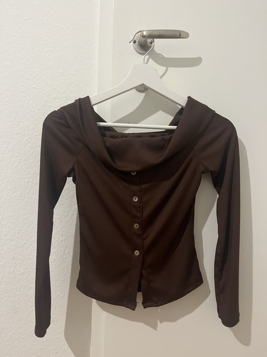 Top: Sleek Chocolate Brown Top for Petite Vibes – Usato da Zürich venduto da dam_t7hk 1