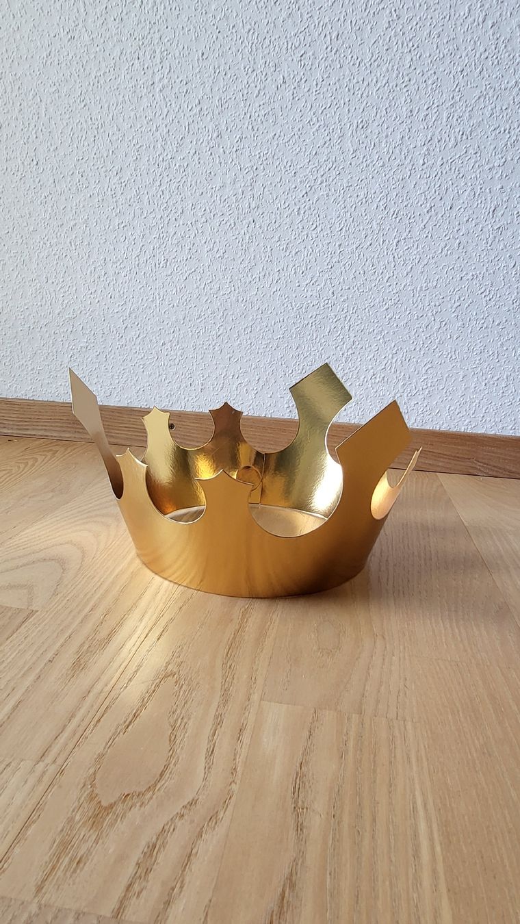 Tutte le decorazioni: Krone Goldfarben Papier  – Nuovo e nell'imballaggio originale da Muttenz venduto da Igma