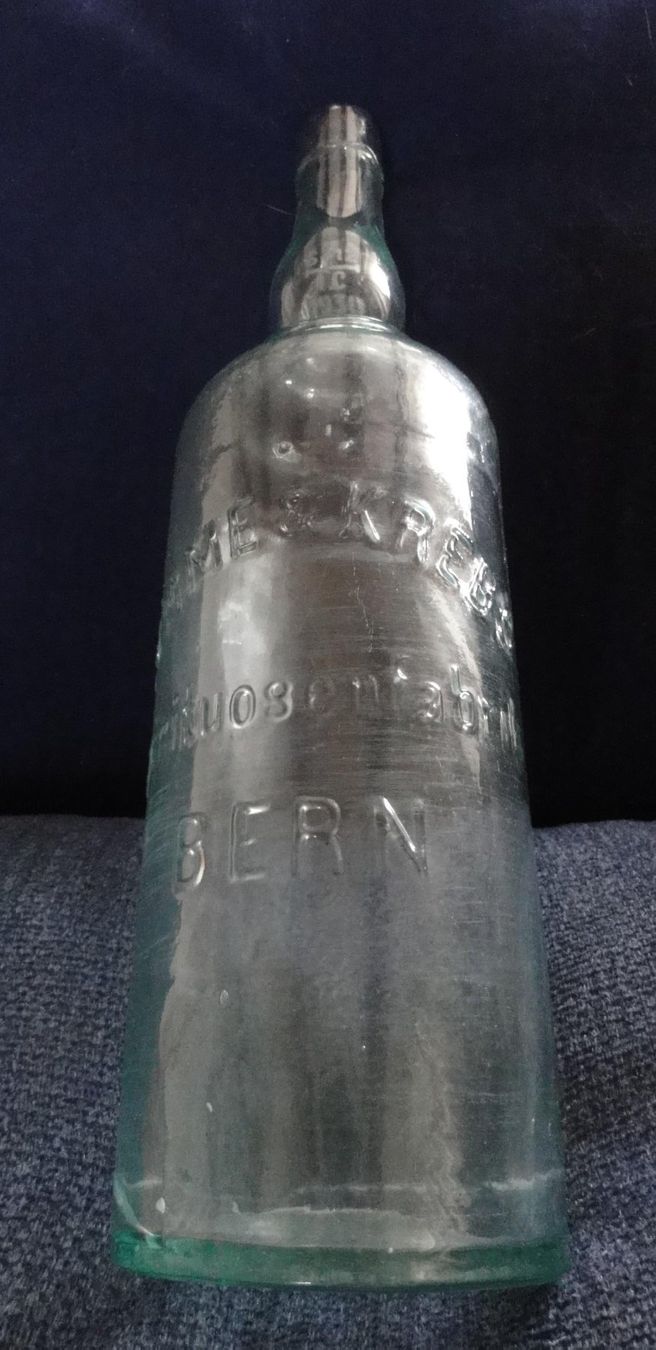 Bouteilles: Antike Glasflasche mit Reliefprägung – Défectueux à Wohlen AG par Flusslauf