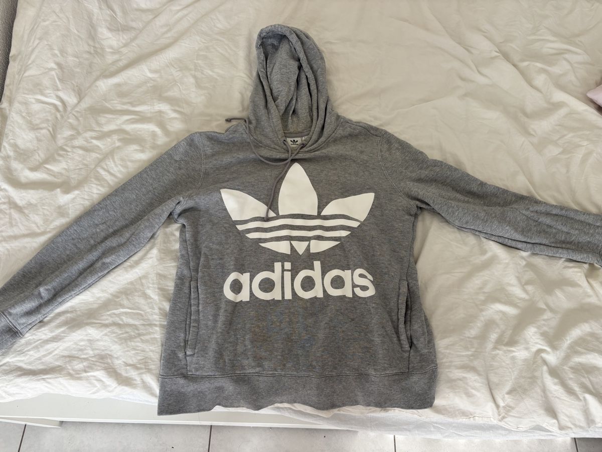 Adidas Maglioni & Felpe: Pullover Adidas grau Grösse S neuwertig – Usato da Wettswil venduto da danielaa. 1