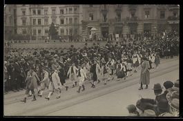 Foto-AK Zürich, Kinderumzug in der Straße 1910
