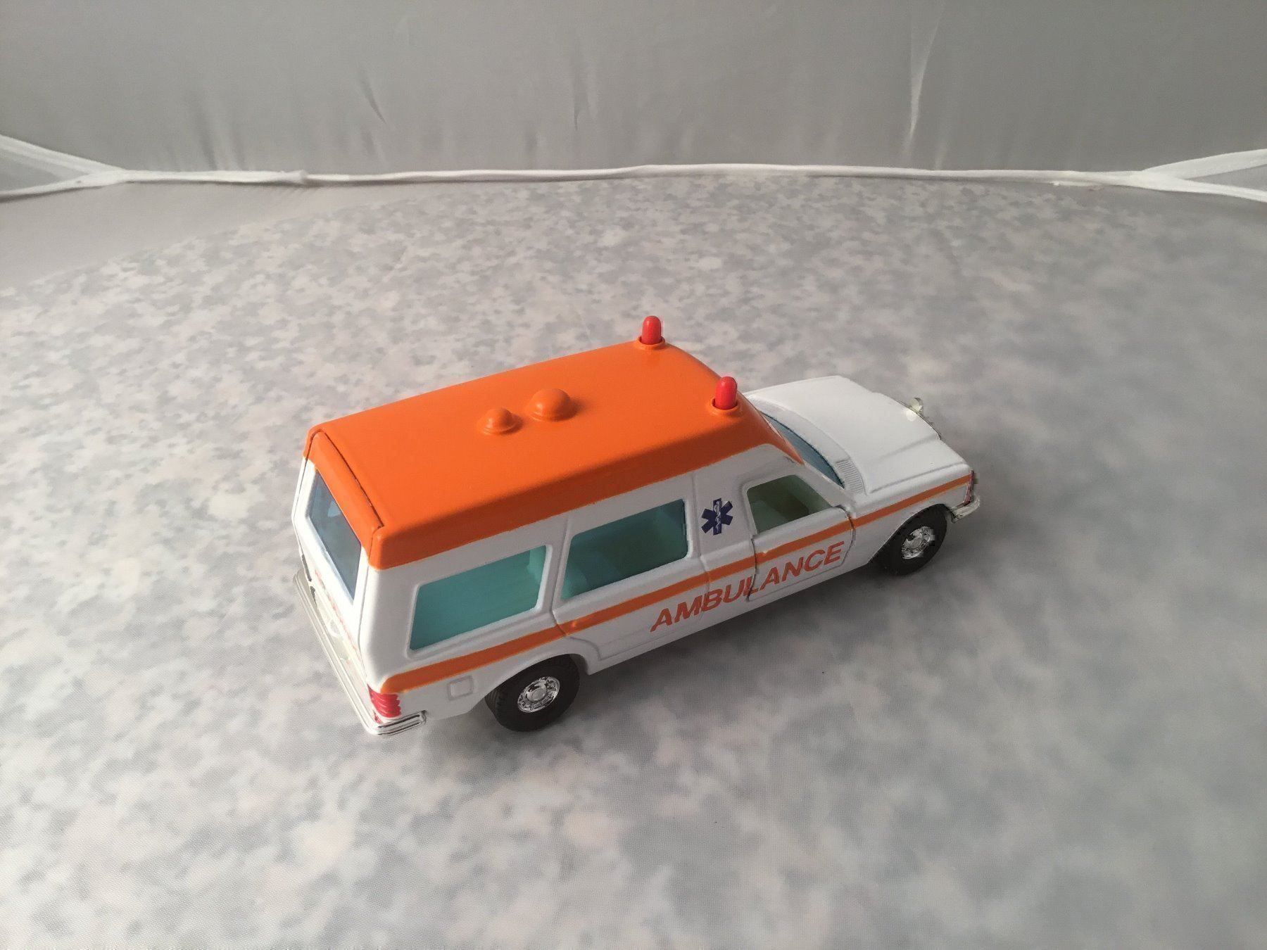 Mercedes-Benz Modellini d'auto: Mercedes-Benz Ambulance, – Nuovo e nell'imballaggio originale da Erlenbach im Simmental venduto da Model_box 5