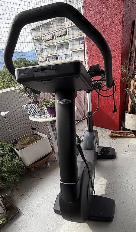 Vélos d'appartement: Vélo d'appartement Technogym – D'occasion à Onex par BLEUCALI