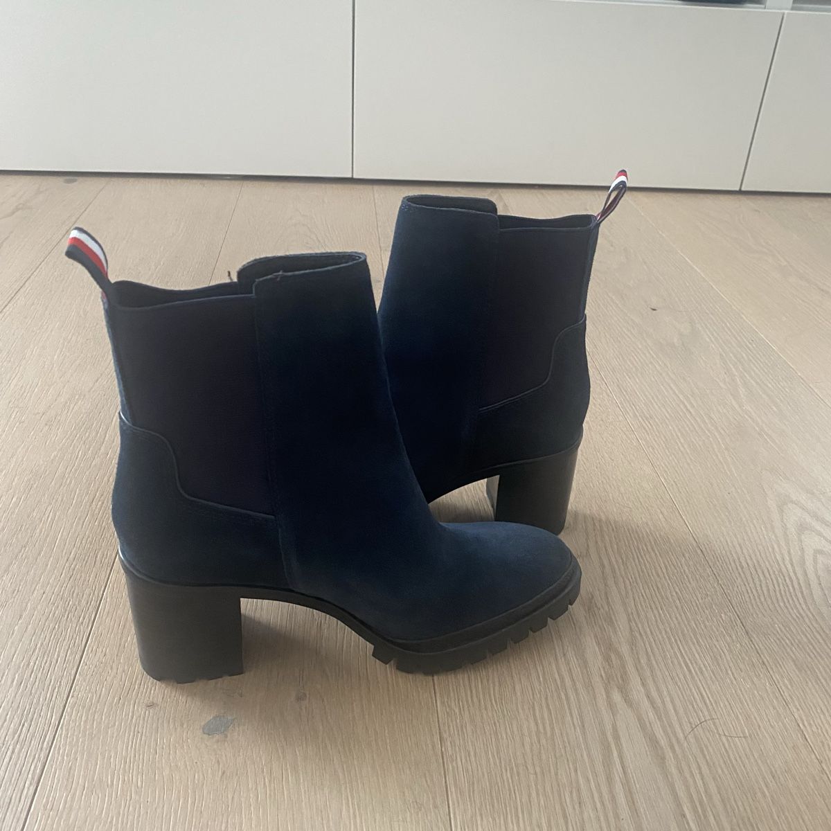 Tommy Hilfiger Damenschuhe: Tommy Hilfiger blaue Wildleder-Stiefeletten – Neu (gemäss Beschreibung) aus Sins von enc_c266 1