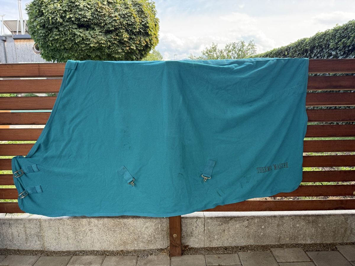 Decken & Deckenzubehör: Pferde Abschwitzdecke mit Bauchgurte, 135cm – Gebraucht aus Maienfeld von jok_r8fp