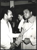 Fotografie Boxer Muhammad Ali im Trenchc