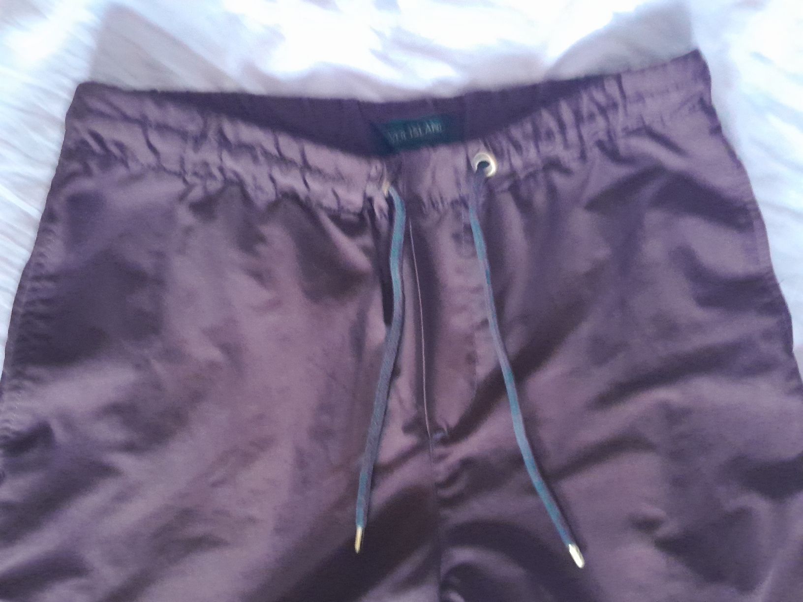 Pantalons: short bordeau taille M  – D'occasion à Genève par ang_fd8z 1