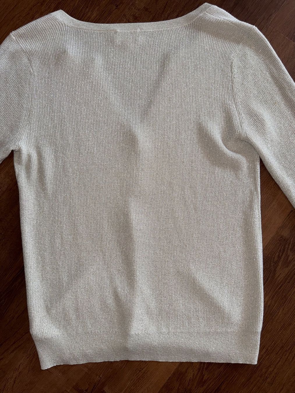 Top: L'agence v-neck top - M – Nuovo (secondo la descrizione) da St-Sulpice VD venduto da juhdu 5