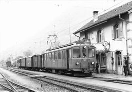 Grono (GR) Bahnhof mit RhB Triebwagen Nummer 452 foto 13 x 9