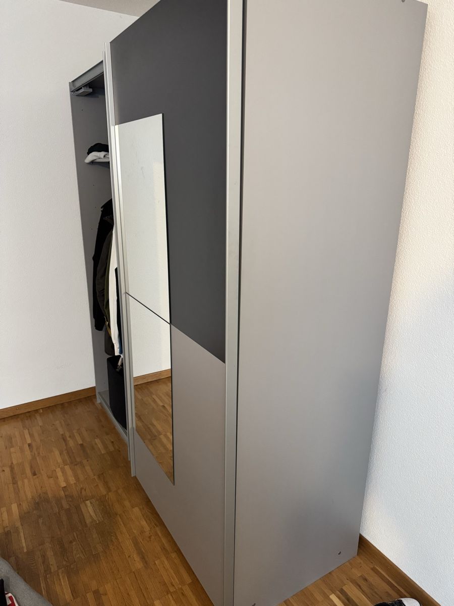 Armoires: Kleiderschränke mit Spiegeltüren  – D'occasion à Oberhasli par ADC